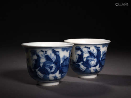 A PAIR OF BLUE AND WHITE CUPS, 19TH CENTURY