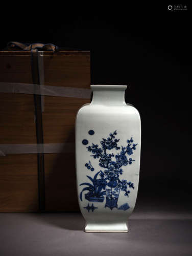 A BLUE AND WHITE FLORAL SQUARE VASE, 18TH CENTURY