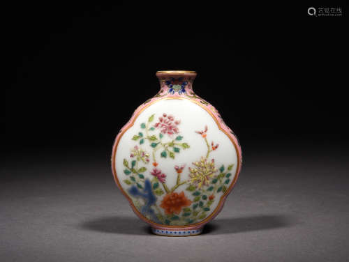 AN INSCRIBED FAMILLE ROSE SNUFF BOTTLE, 18TH CENTURY