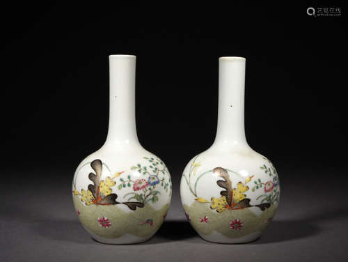 A PAIR OF FAMILLE ROSE GLOBULAR VASES, 19TH CENTURY