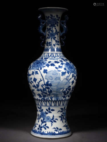 A BLUE AND WHITE FLORAL VASE, 16TH CENTURY