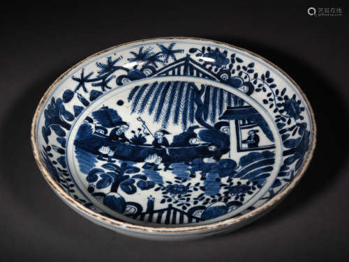A BLUE AND WHITE FIGURES DISH, 16TH CENTURY