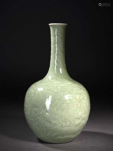 A CELADON-GLAZED DRAGON LONGNECK VASE, 17TH CENTURY