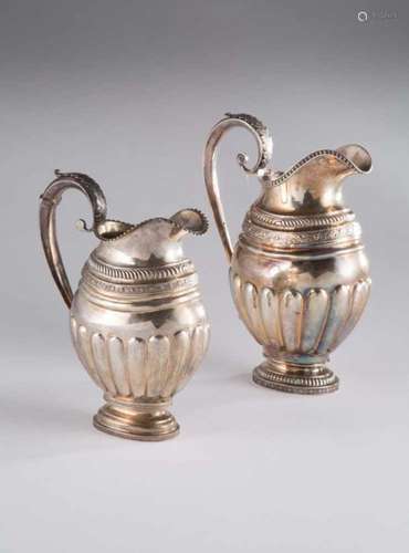 2 große Wasserkannen,Silber. Russland, Moskau 1824/25. Godronierter ovaler Korpus mit rundum