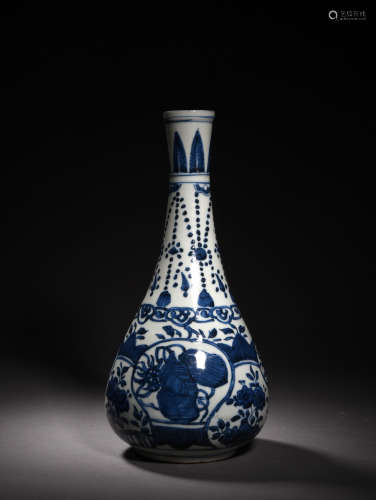 A BLUE AND WHITE LONGNECK VASE, 16TH CENTURY