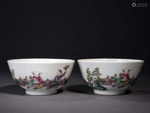 A PAIR OF FAMILLE ROSE CHILDREN AT PLAY BOWLS,19TH CENTURY