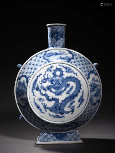 A BLUE AND WHITE DRAGON MOON FLASK, 19TH CENTURY