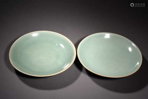 A PAIR OF CELADON GLAZE DISHES, 17TH CENTURY