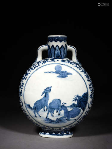 A BLUE AND WHITE MOON FLASK, 18TH CENTURY