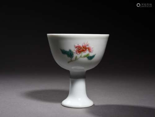 A FAMILLE ROSE FLORAL CUP, 17TH CENTURY