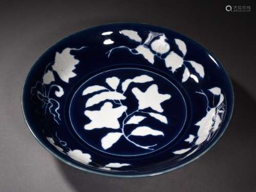 A BLUE GROUND REVERSE-DECORATED DISH, 16TH CENTURY