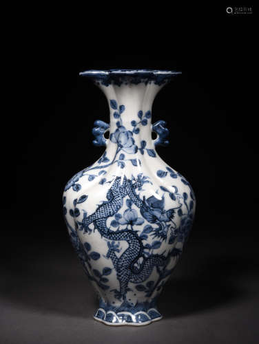 A BLUE AND WHITE DRAGON VASE, 17TH CENTURY