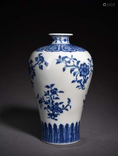 A BLUE AND WHITE THREE ABUNDANCE VASE, 18TH CENTURY