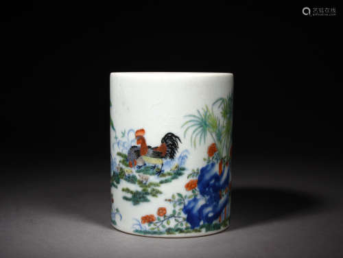 A DOUCAI ROOSTERS BRUSH POT, 18TH CENTURY