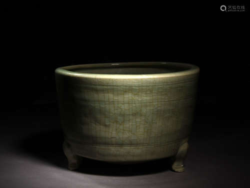 A LONGQUAN CELADON TRIPOD CENSER, YUAN DYNASTY