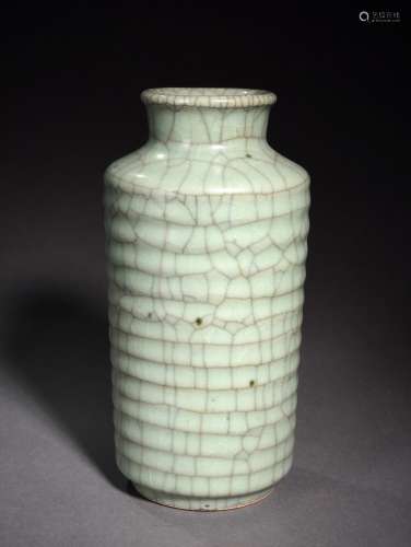 A GUAN-TYPE VASE, 18TH CENTURY