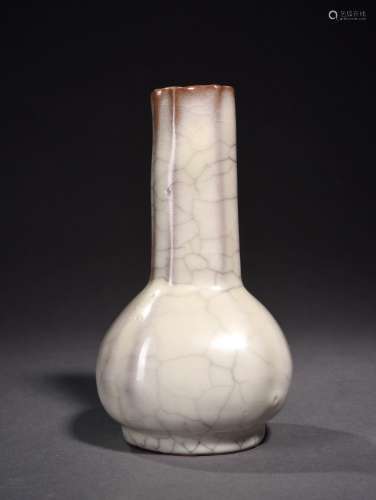 A KUAN-TYPE CRAQUELÉ VASE, 14TH CENTURY