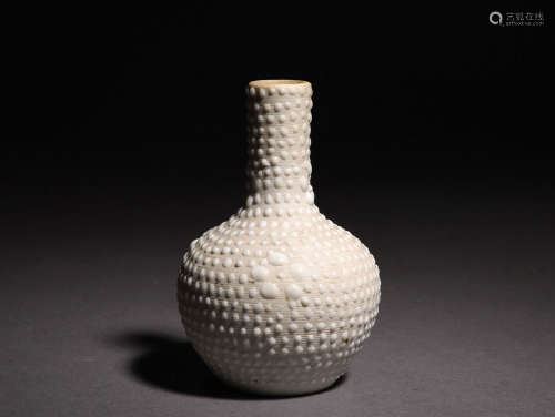 A BLANC-DE-CHINE GLOBULAR VASE, 19TH CENTURY