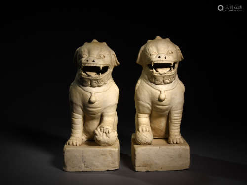 A PAIR OF FO DOGS, 18TH CENTURY