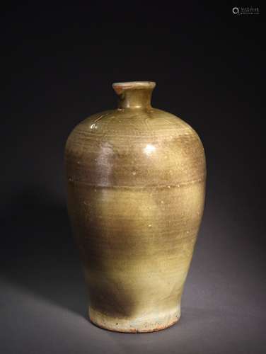 A BLANC-DE-CHINE PLUM VASE, 15TH CENTURY