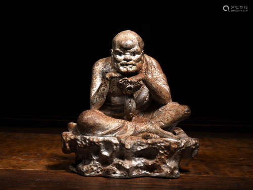 AN IRON SEATED ARHAT, 18TH CENTURY