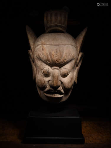 A CARVED WOOD HEAD OF MALE, 16TH CENTURY