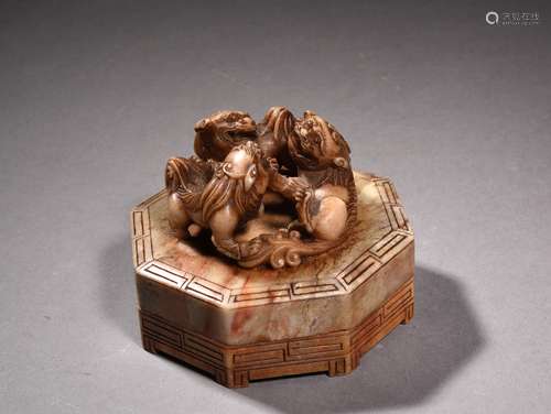 A SHOUSHAN MYTHICAL BEAST PASTE BOX, 18TH CENTURY