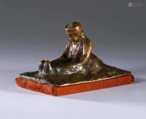 Briefbeschwerer,ruhender Kosake. Bronze patiniert. Maße12x7x8cm.II