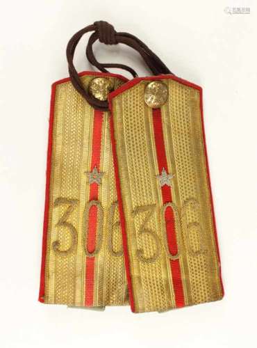 Paar Schulterstückeeines Fähnrich im 306. Infanterie Regiment, 1. Weltkrieg, Goldgespinst mit