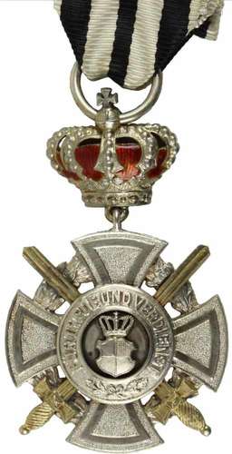 Fürstlich Hohenzollernscher Hausorden,Silbernes Verdienstkreuz mit Schwertern und Krone. Kreuz