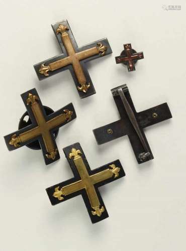 Baltenkreuz,Steckkreuz, Buntmetall oder Eisen, lackiert, an Nadel, eine Variante an Schraube. 4