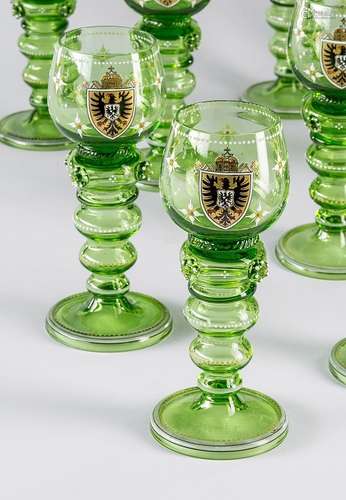 Neun Weinrömerfür Kaiser Wilhelm II. Grünes Glas. Kugelige Kuppa mit Ornamentmalerei in farbigem