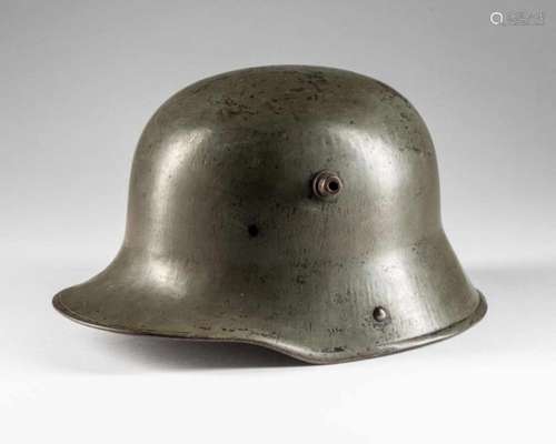 Stahlhelm M18,feldgraue Lackierung, innen Reste des Lederfutter, 2 Befestigungsnieten des