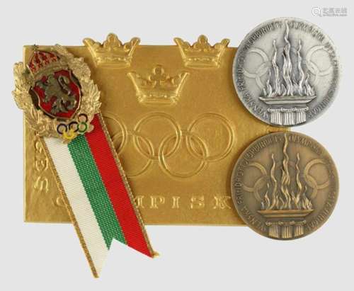 Olympische Spiele, Abzeichen Bulgarien 1936, 2 Medaillen Schweden 1952, Plakette des Schwedischen