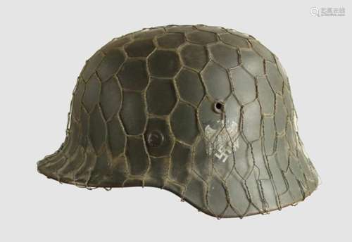 Stahlhelm M42,feldgraue Lackierung mit beiden Hoheitsabzeichen, innen komplett mit Lederfutter 