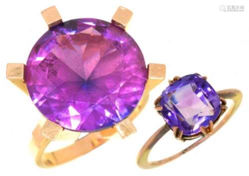 A COLOUR CHANGE PINK SAPPHIRE COCKTAIL RING the round faceted sapphire 18ct approx, in gold marked