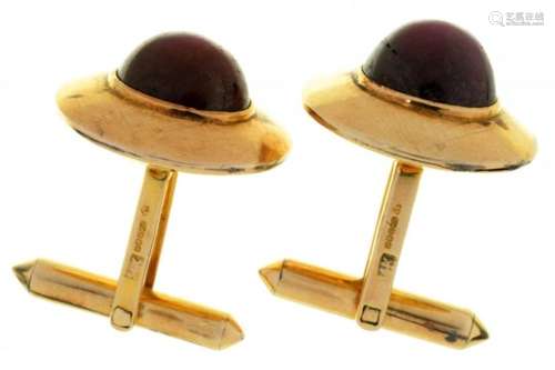 A PAIR OF STAR RUBY CUFFLINKS each cabochon ruby approx 6.5ct, to crosshatch textured gold mounts,