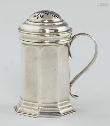 A GEORGE I OCTAGONAL SILVER KITCHEN PEPPER AND COVER grooved strap handle, 7.5cm h, by James