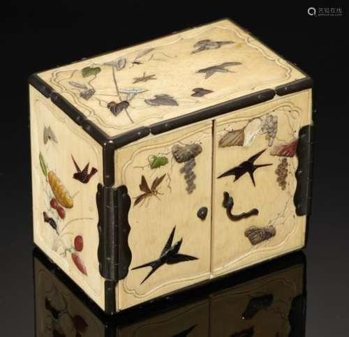 A JAPANESE MINIATURE SILVER MOUNTED SHIBAYAMA CABINET, MEIJI PERIOD fitted with three drawers