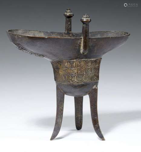 A CHINESE ARCHAISTIC BRONZE TRIPOD RITUAL WINE VESSEL, JUE, QIANLONG MARK AND PERIOD, C1737 16.5cm h