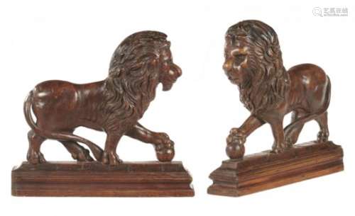 FOLK ART. A PAIR OF UNUSUAL CARVED OAK MEDICI LIONS, PROBABLY BRITISH, 19TH C on cavetto plinth,