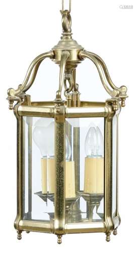 AN HEXAGONAL BRASS HALL LANTERN IN GEORGE III STYLE, 20TH C with bevelled glass lights, 50cm h++