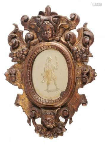 AN ITALIAN MINIATURE GILTWOOD MIRROR, C1900 of cartouche shape, the oval plate reverse-engraved with