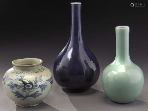 (3) Chinese Ming to Qing porcelain vases,