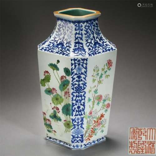 CHINESE PORCELAIN BLUE AND WHITE FAMILLE ROSE FLOWER
