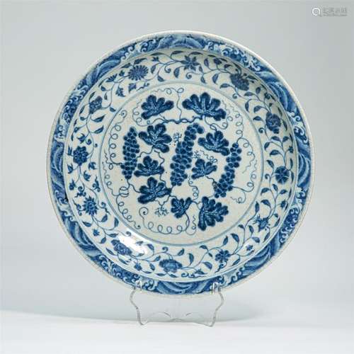 CHINESE PORCELAIN BLUE AND WHITE FRAPE CHARGER