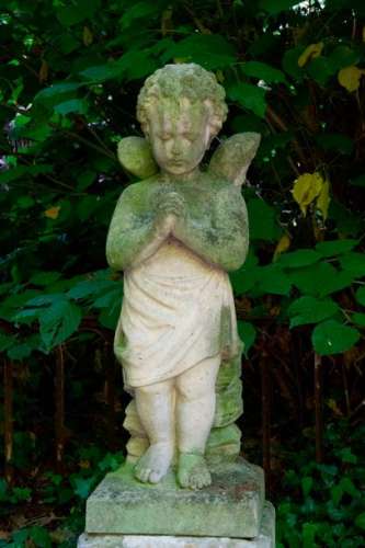 Ange à la prière. Statuette en pierre sur socle. V…