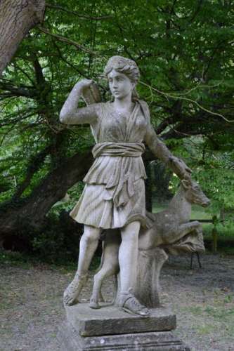 Diane Chasseresse et son cerf. Statue en pierre su…