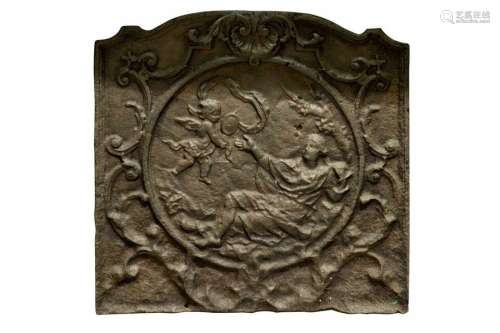 Plaque de cheminée en fonte de forme chantournée e…