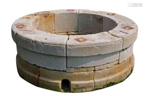 Importante margelle de puits commun en pierre à  p…